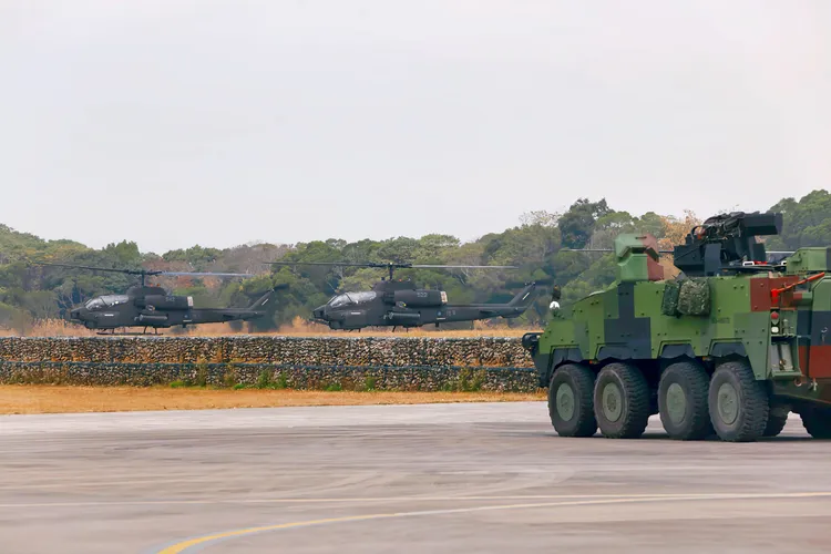 陸軍雲豹裝甲車與陸航AH-1W眼鏡蛇攻擊直升機。記者李俊毅攝