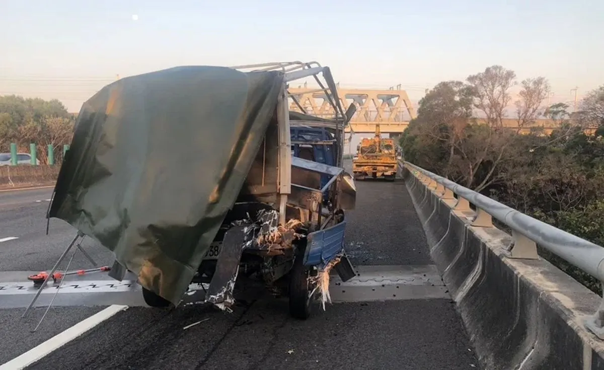 小货车被撞严重扭曲变形。民众提供