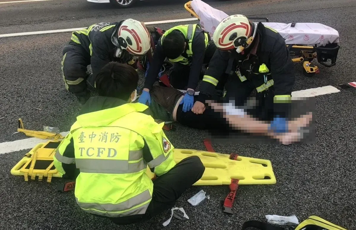 国道小货车停外侧车道遭联结车猛撞　女驾驶抛飞命危