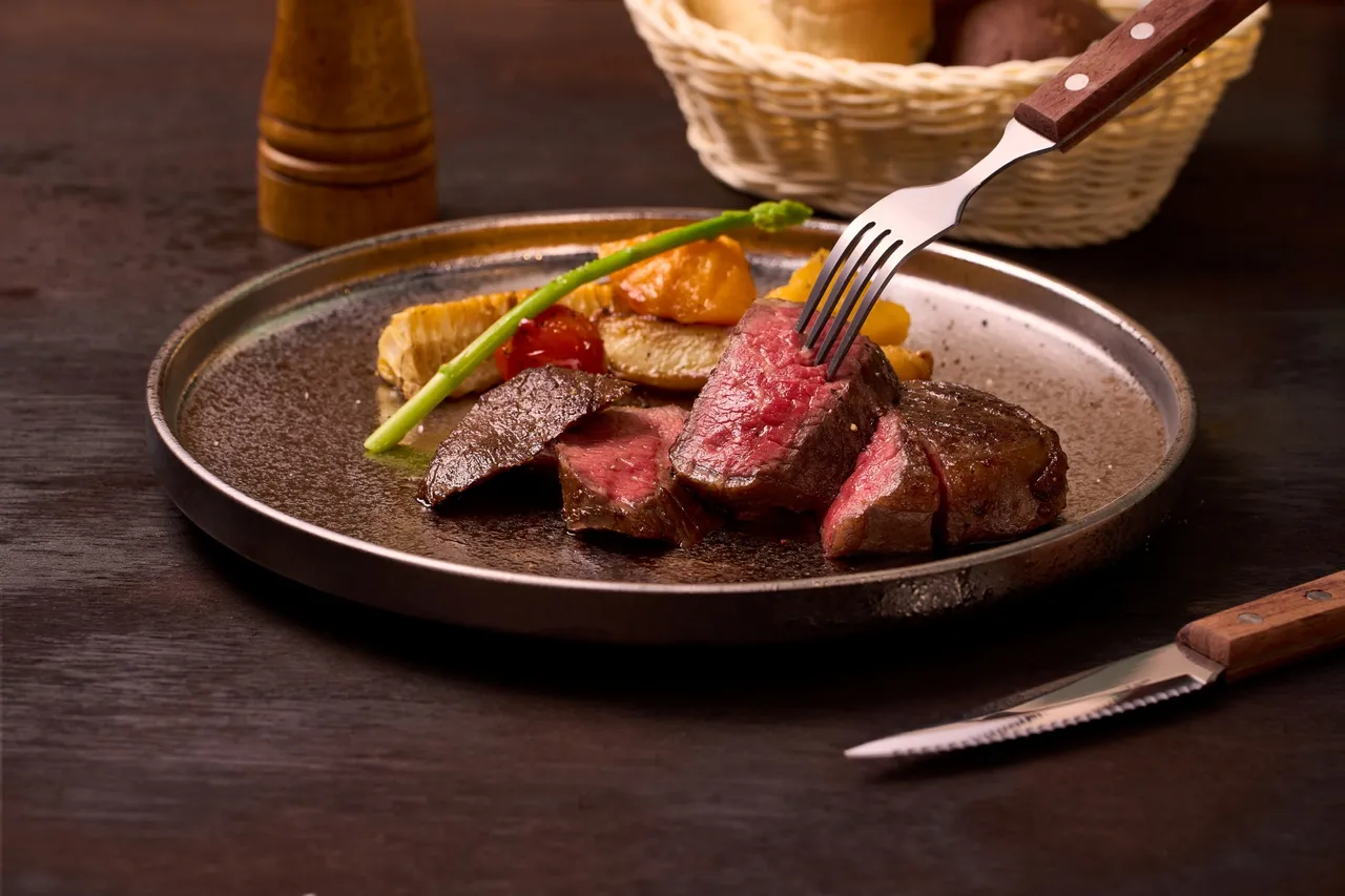 TOK牛排屋以簡單突出食材本色，再以不簡單料理牛排，完整鎖住牛肉的天然口感與脂香甘甜，享受大口吃肉的滿足感。業者提供