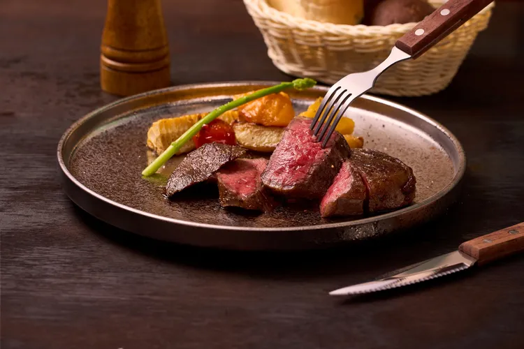 TOK牛排屋以簡單突出食材本色，再以不簡單料理牛排，完整鎖住牛肉的天然口感與脂香甘甜，享受大口吃肉的滿足感。業者提供