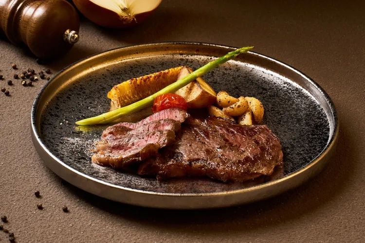 頂級臻味炙燒和牛 1398元，含吃到飽自助吧。業者提供