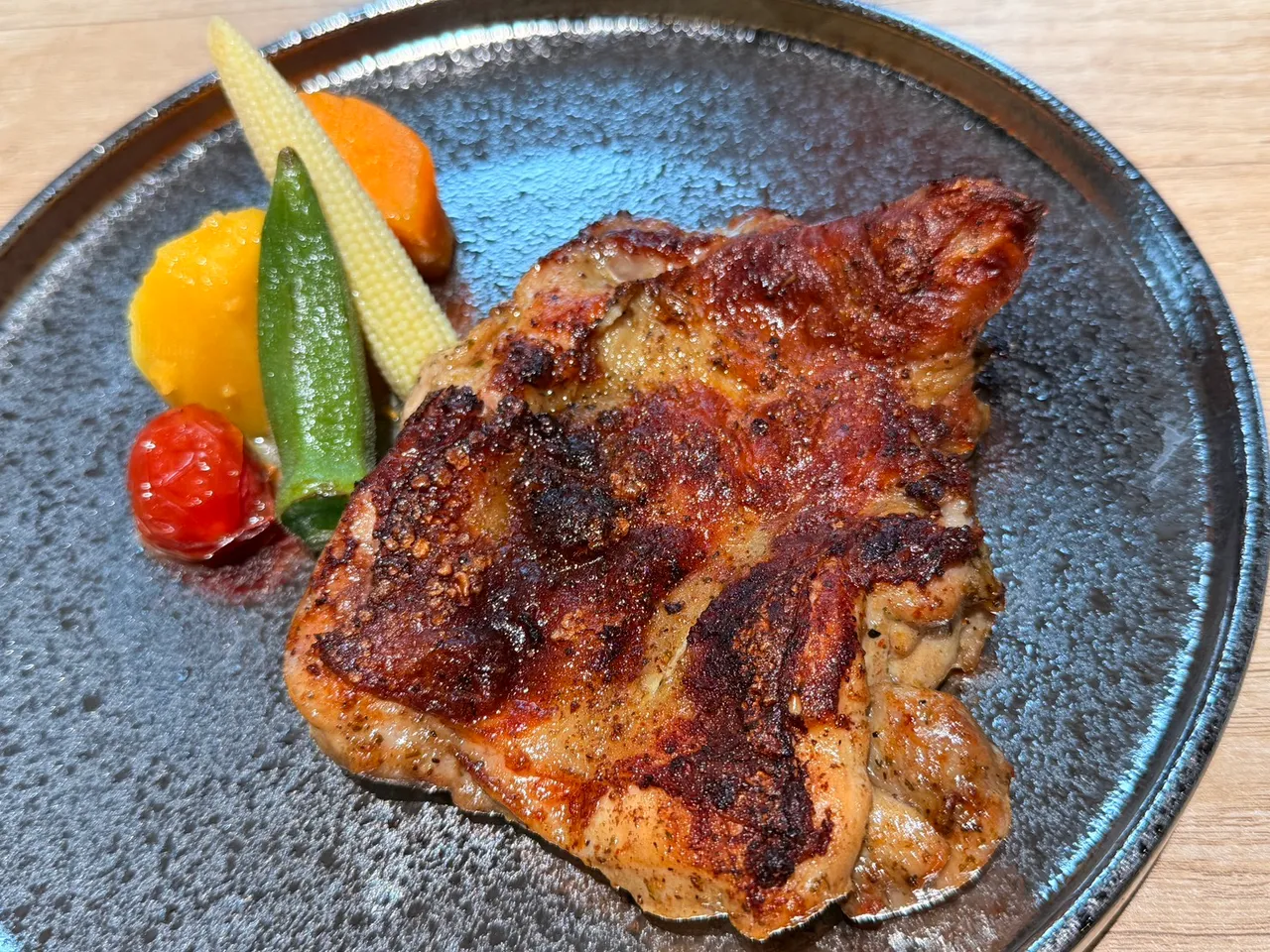 脆皮牧場雞腿排以義式香草、鹽與香油稍微調味醃漬一夜，進烤箱前先經自然風乾表皮再進烘烤，酥脆外皮又保有肉質軟嫩口感，享受肉嫩多汁的誘惑。陳揚盛攝