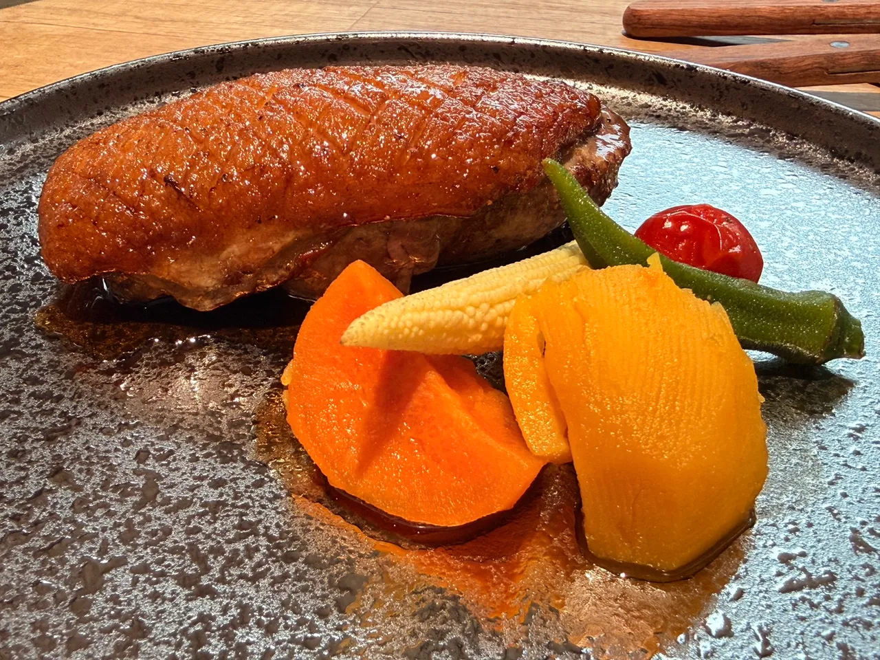 香煎穀倉鴨胸以舒肥、香煎適當逼出油脂後再進烤箱，搭配上主廚精心特製熬煮的紅酒醋醬香嫩多汁。陳揚盛攝