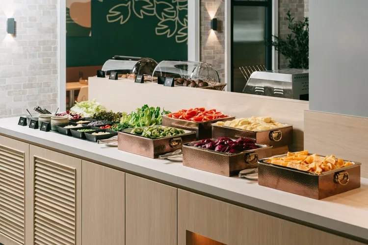 TOK牛排屋舒活自助吧精選18種以上新鮮時旬蔬果，還能吃到宜蘭行健村小農直送的當季有機生菜。業者提供