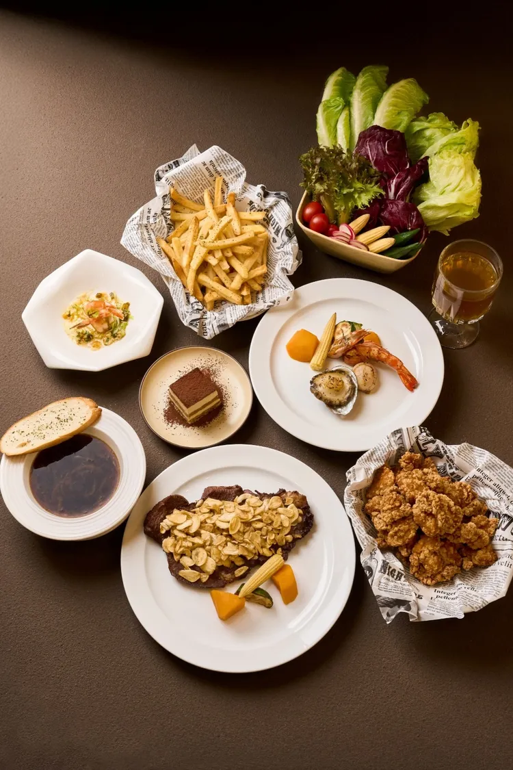 TOK牛排屋主餐排排重磅，搭配自助吧吃到飽，還能選擇套餐升級或加購。業者提供