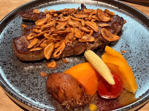 TOK牛排屋新店裕隆城超大「排」　10oz蒜香牛排含自助吧只要598元