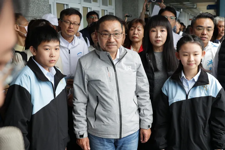 圖為新北市長侯友宜日前到南勢國中，視察校舍二期工程與辦學推動情形。教育局提供