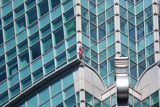 徒手無裝備！霍諾德1小時9分鐘登上台北101觀景台　民眾興奮揮手