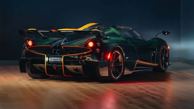 Huayra 70 Trionfo車尾強調固定尾翼與重新設計的擴散器，結合裸碳纖維與精細空力細節，展現Pagani對性能與美學的巧思。原廠照片