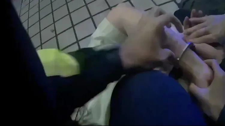 葉男發酒瘋竟對處理警員腳踹掌摑，新年第一天就被依法送辦。翻攝畫面