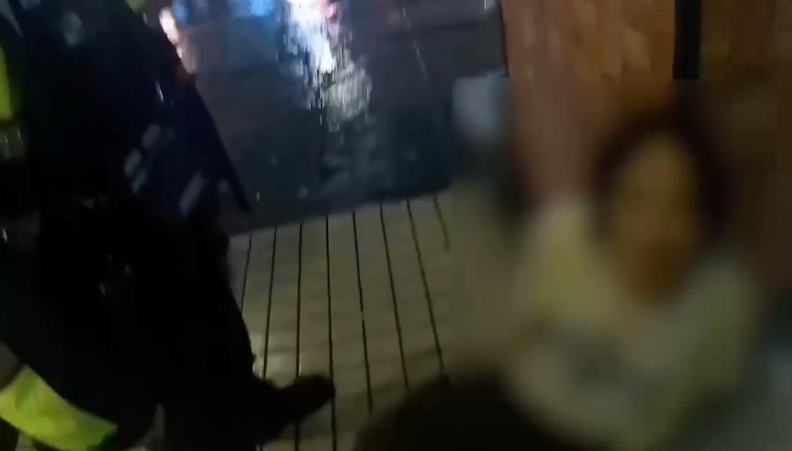 跨年夜喝嗨!19歲男發酒瘋竟腳踹掌摑警 新年首日被送辦