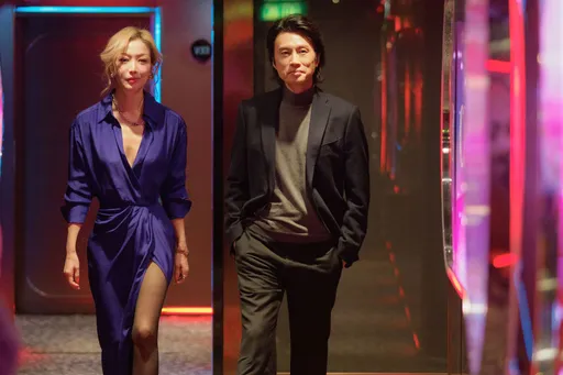 鄭秀文、黃子華成歡喜冤家！香港夜總會風華再現　性感美女一字排開超養眼