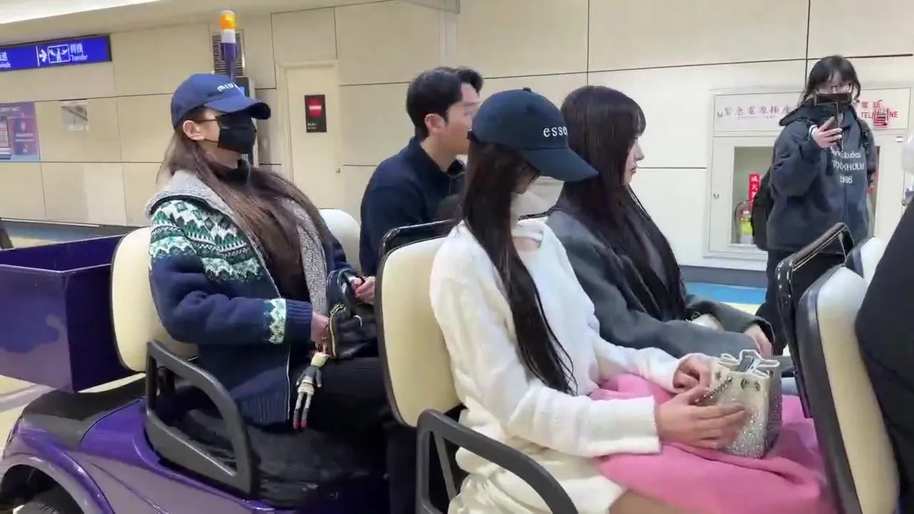 IVE的张员瑛（后）包紧紧。桃园国际机场记者联谊会提供