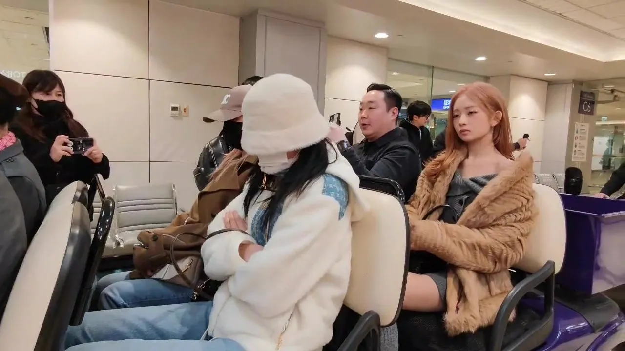 IVE搭同班机，安俞真（前）戴白色帽子坐前面，Rei小露香肩。桃园国际机场记者联谊会提供