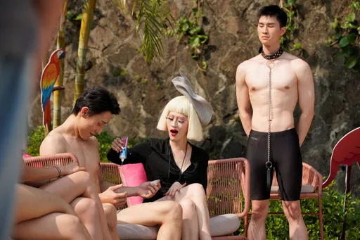 女星3度跨性別挑戰吃狗屎　誇口感不錯：花生巧克力口味 