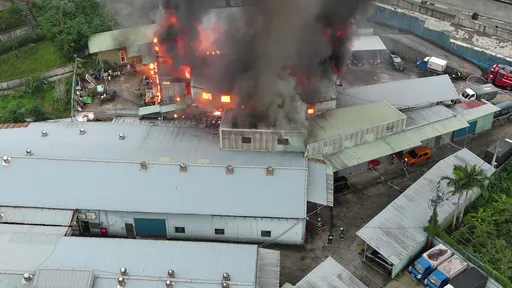 中和民享街仓库大火　燃烧上百坪！消防局45车、85人灌救中