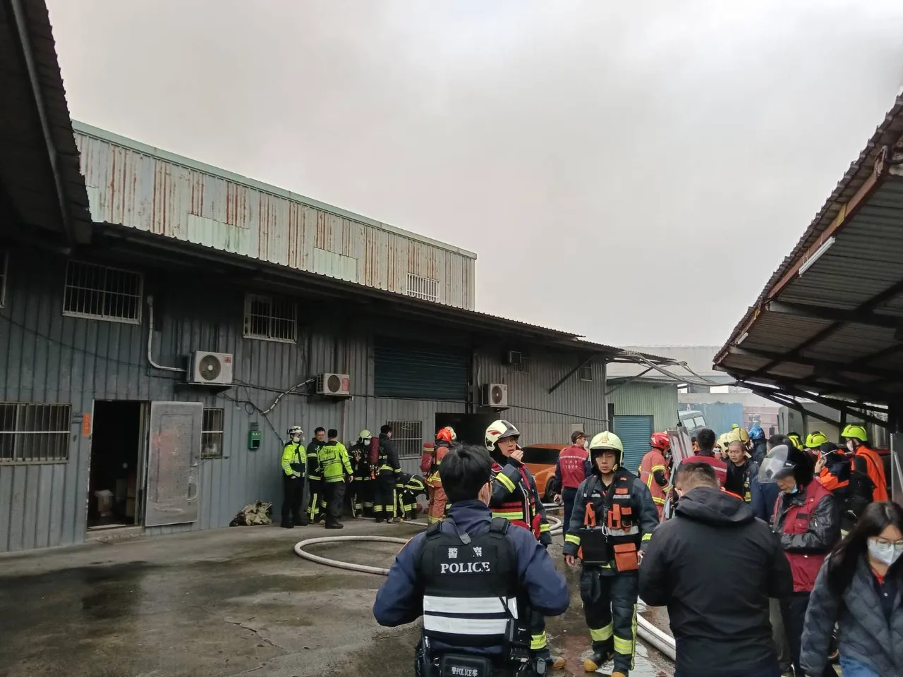 消防人员入内搜寻是否有受困者。翻摄画面