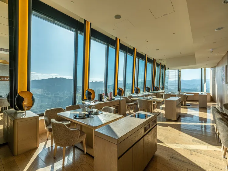 割烹廳如同白晝般的明亮空間，將自然遼闊景致盡收眼底。The Ukai Taipei提供