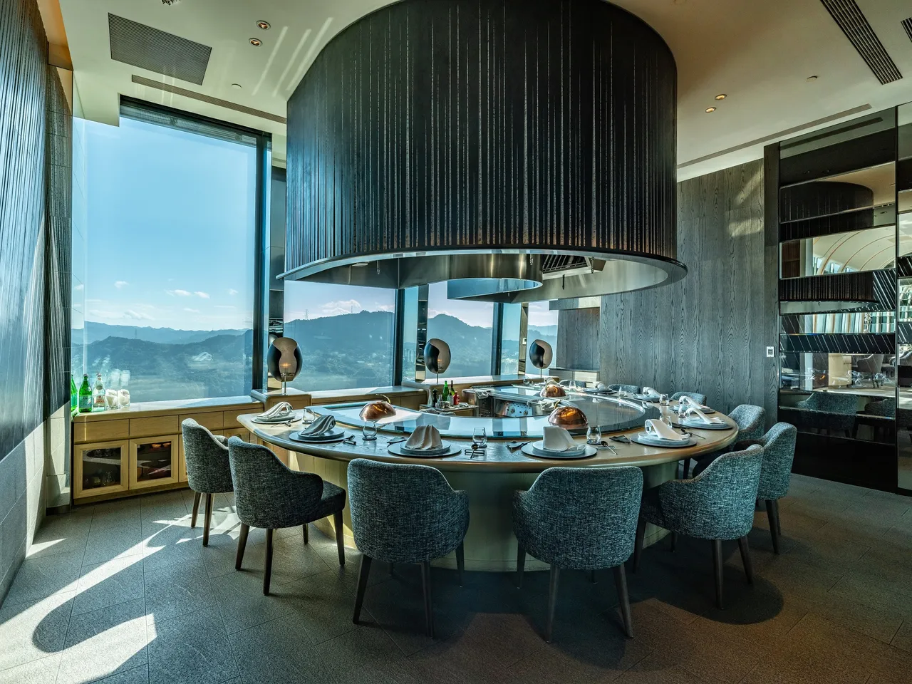 鐵板廳帶有黑色系的神秘色彩，如同稍縱即逝的絢爛流星。The Ukai Taipei提供