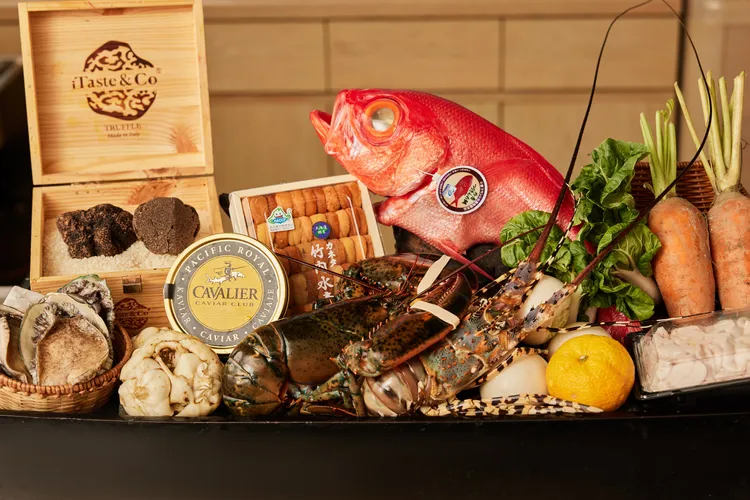 在專屬的包場空間裡，The Ukai Taipei 精選當季上等食材，搭配細膩烹調手法，提供最純粹的美味。The Ukai Taipei提供