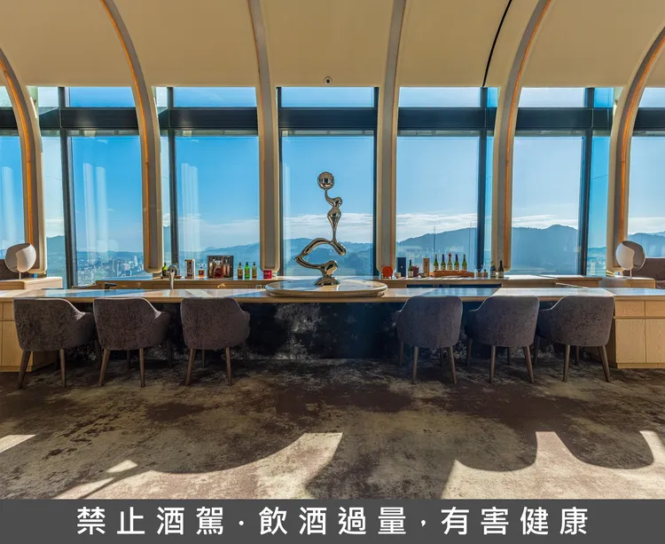 The Ukai Taipei附設專屬迎賓區，吧檯提供精緻調酒與多元飲品選擇，讓賓客在入席前可以細細品味用餐前的優雅時光。The Ukai Taipei提供