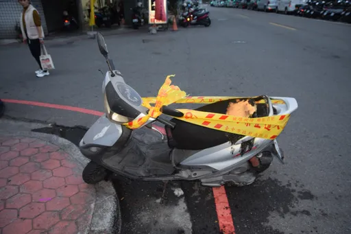 欠2萬不還債主討回機車　台中男不爽...發酒瘋當街放火燒車