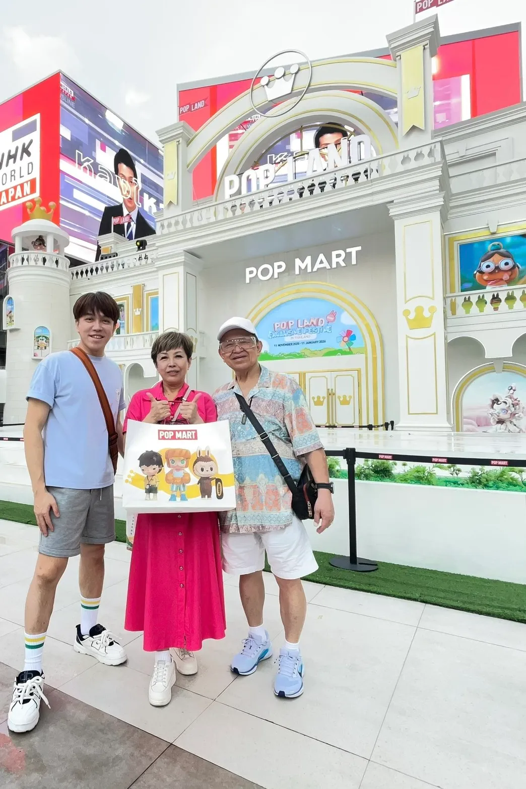 許志豪招待爸媽在泰國吃喝玩樂。本人提供