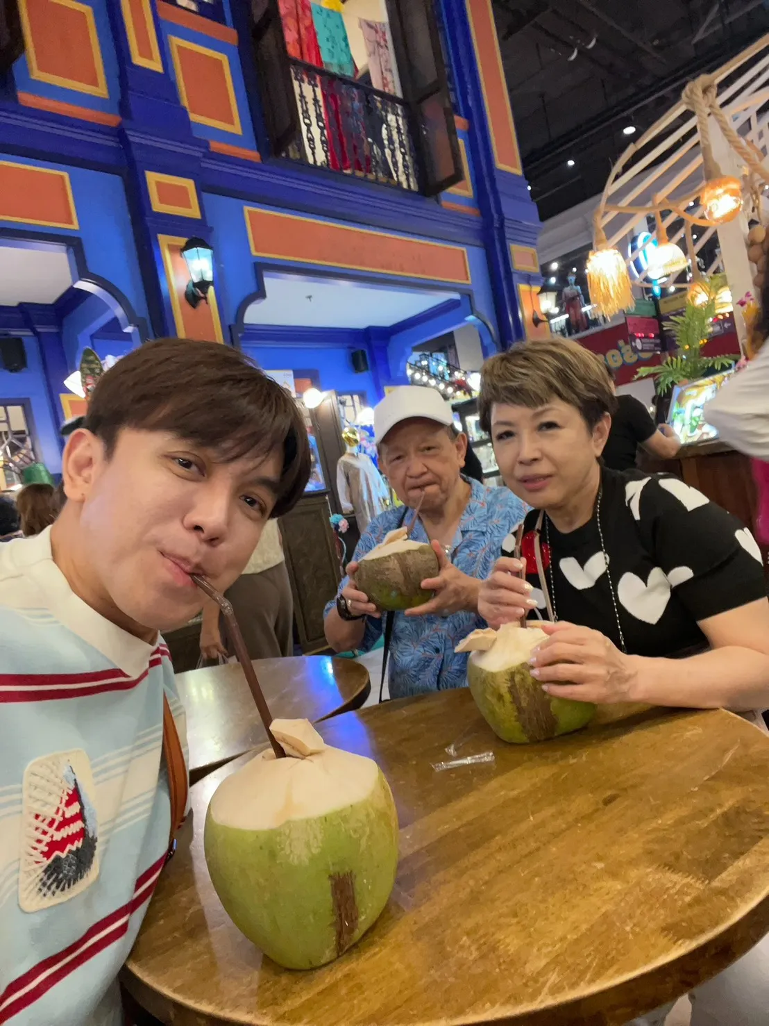 許志豪趁著工作空檔帶著爸媽到泰國展開孝親之旅。本人提供