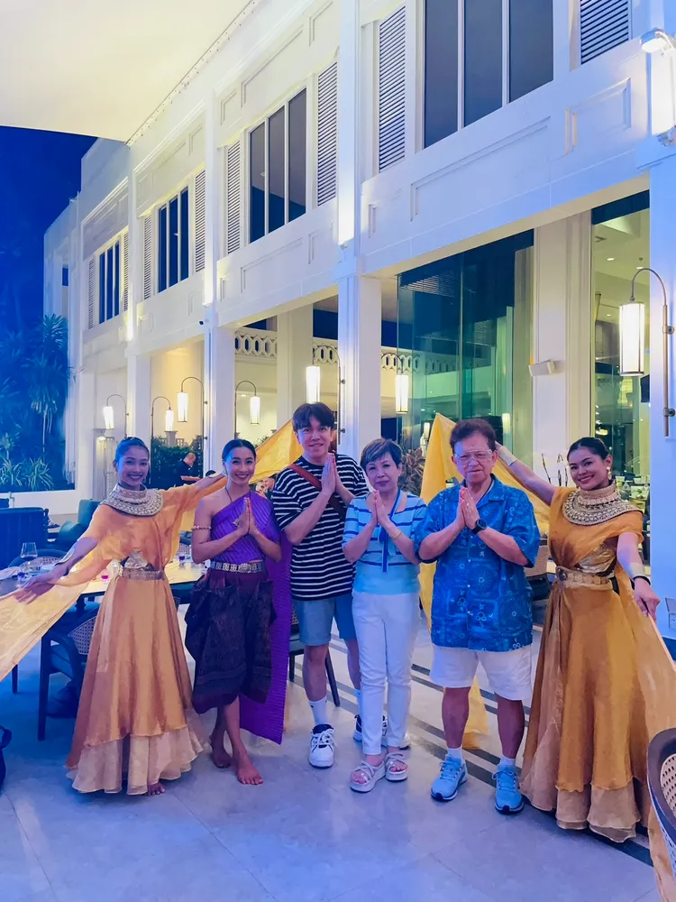 許志豪帶爸媽體驗泰國的風土民情。本人提供