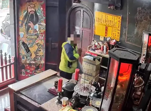 有禮貌！男偷光香油錢　臨走雙手合十拜拜　警逮人送辦