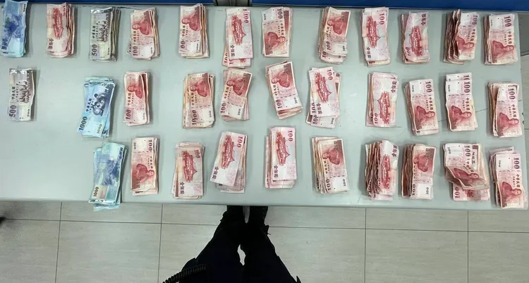 警方或抱在附近搜查，找到還沒走遠的郭男，將贓款全數追回。民眾提供