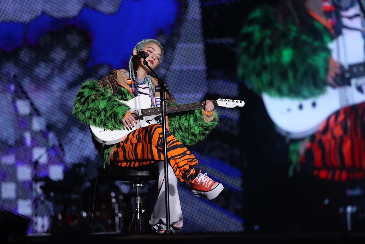 范晓萱台上切换乐器演出，自弹自唱实力惊人。台东县政府提供