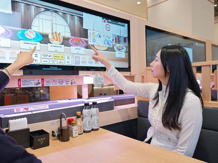迴轉壽司邊看邊挑選的逛盤樂趣，透過寬150公分、高50公分的巨型螢幕重新呈現。顧客能直覺地瀏覽餐點、掌握推薦菜色。業者提供