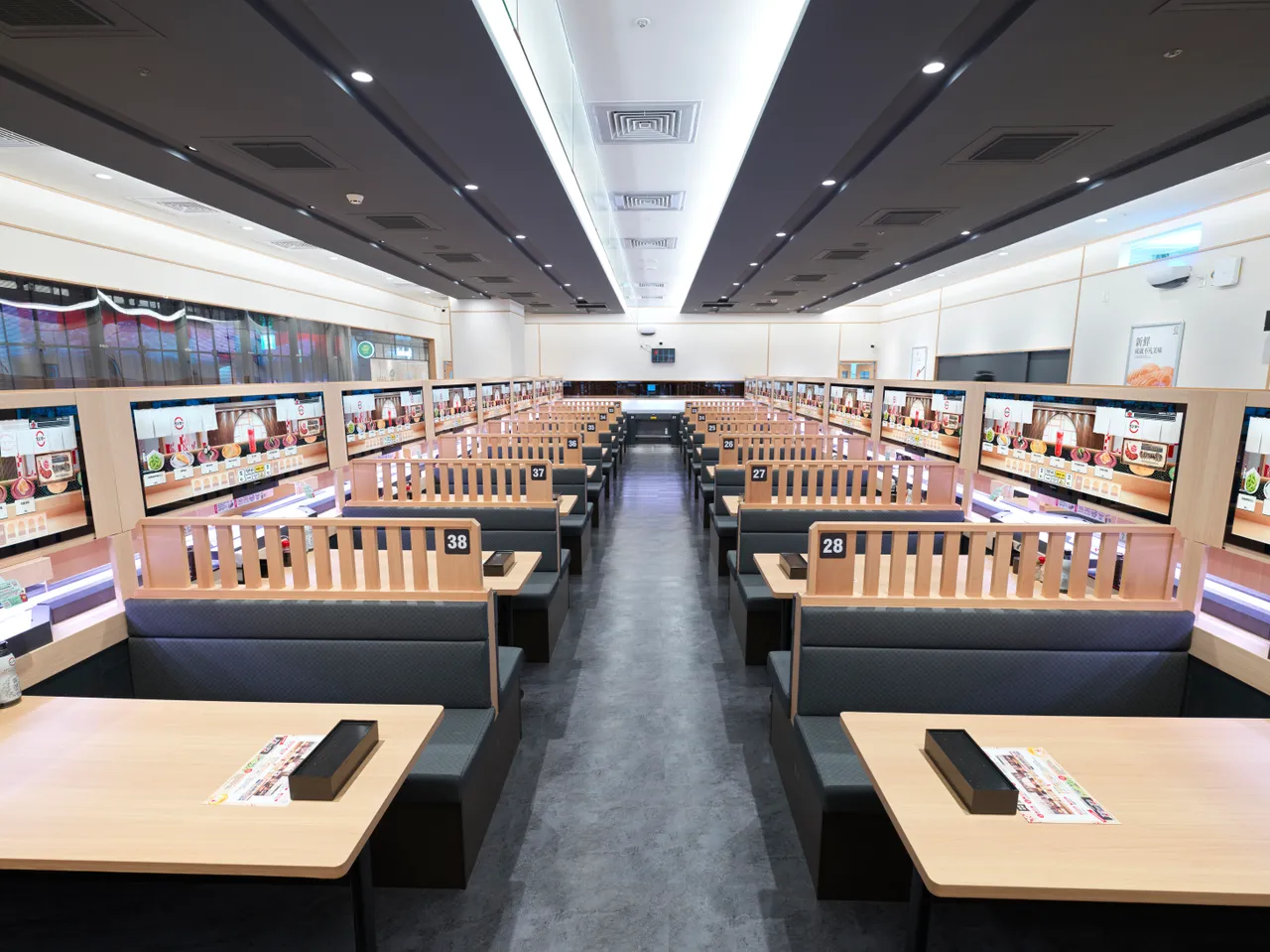 台灣壽司郎台北微風南山店空間佔地約150坪、142個座席，1/26試營運。業者提供