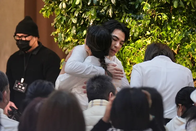 蕭敬騰給太太一個深深的擁抱。彭欣偉攝