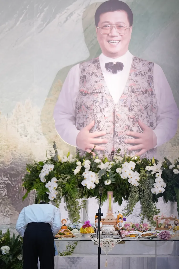 Summer向爸爸深深一鞠躬。