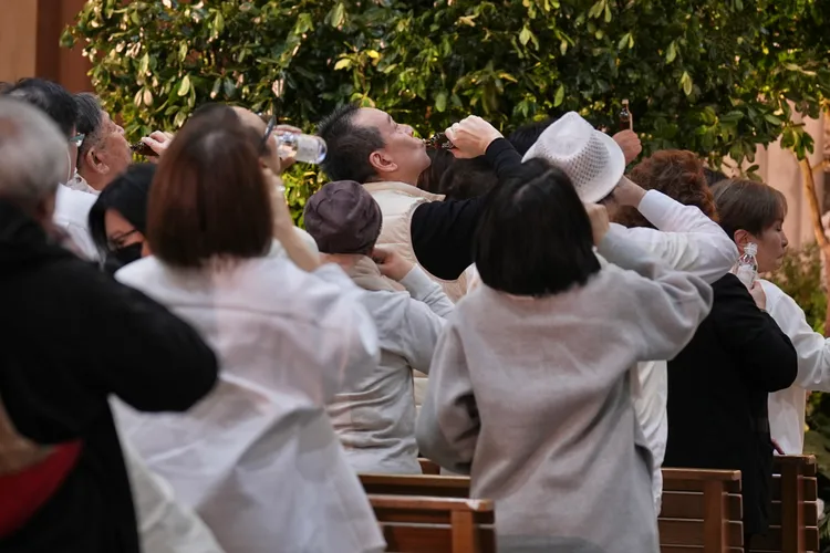 與會親朋好友舉杯向林光寧道別。讀者提供