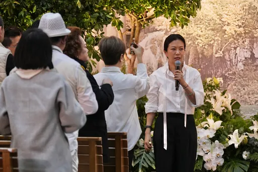 萧敬腾献唱岳父生前爱歌送别　Summer邀亲友举杯：林光宁下台一鞠躬 