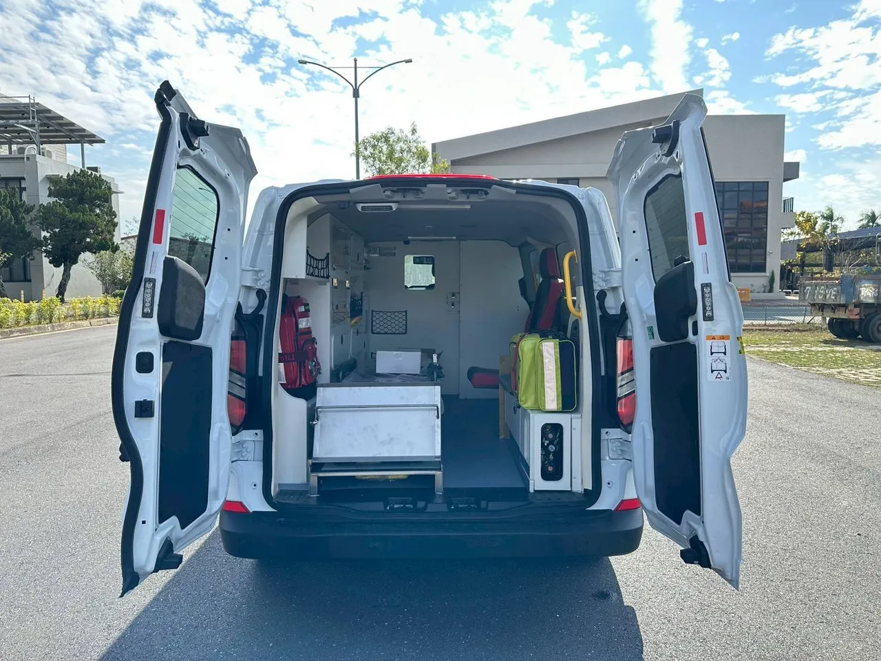 價值300萬的愛爾麗61號將會再追加裝25萬的12導程心電圖設備。愛爾麗永續公益基金會提供