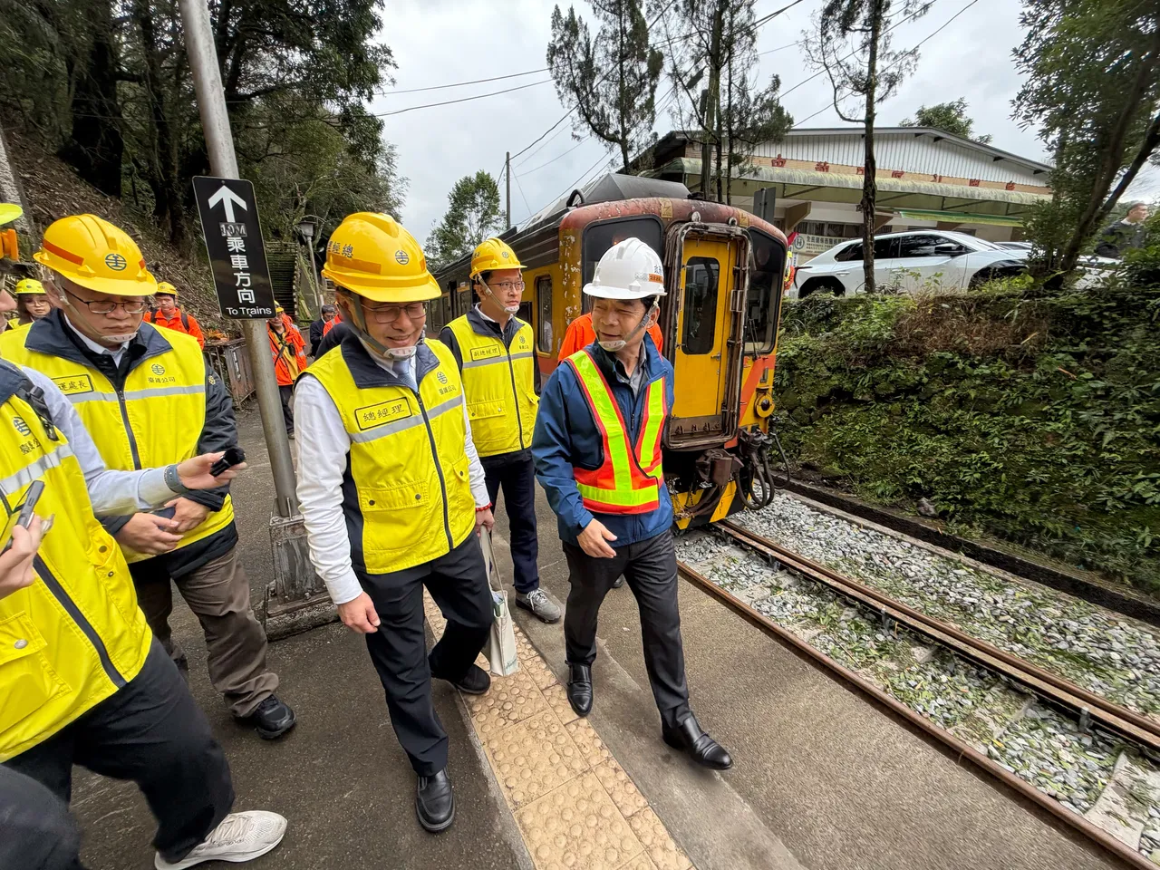交通部次長伍勝園（右起1）視察平溪線運轉情形。交通部提供
