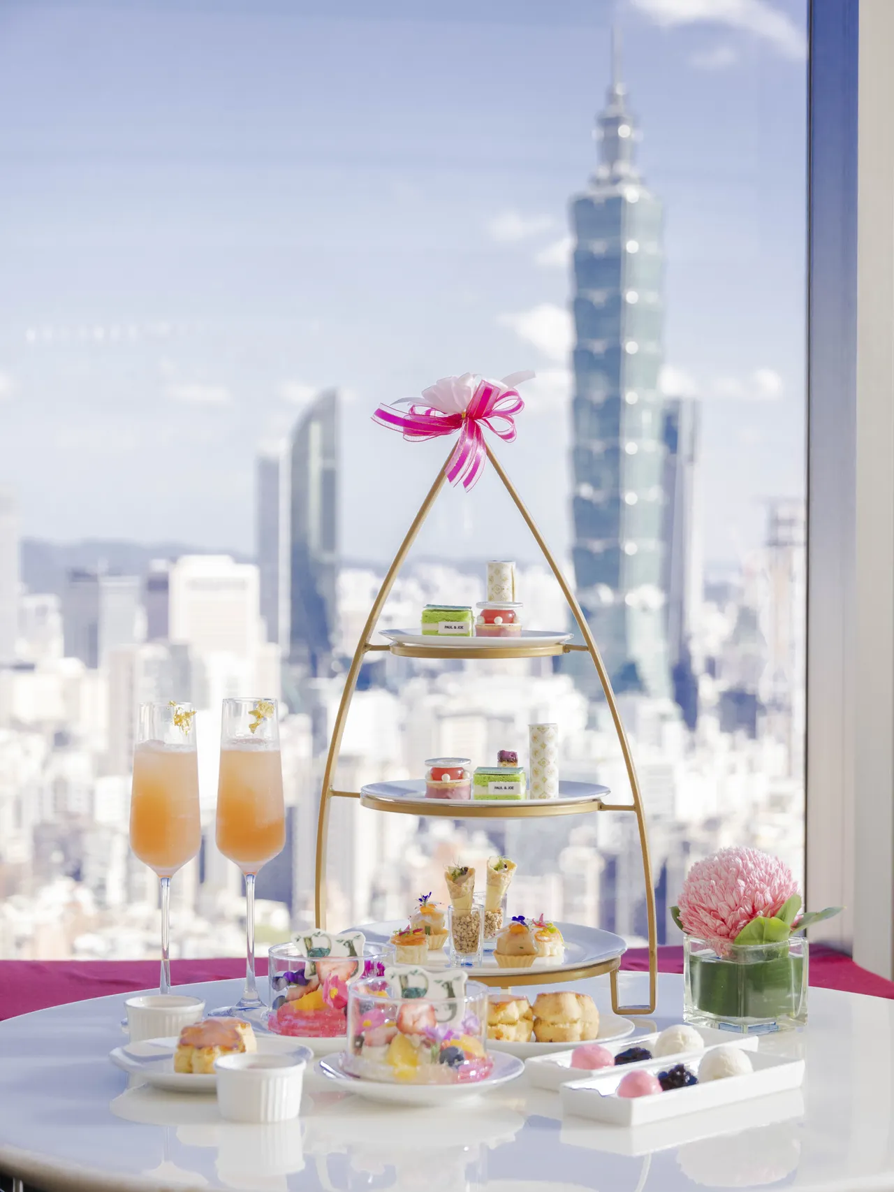 馬可波羅酒廊「花漾巴黎」下午茶，將 PAUL & JOE 春季新品的粉嫩色澤融入精緻餐點。在壯麗的城市天際線前，品味擬真彩妝甜點與如輕柔腮紅般的特調飲品，享受獨有的週末午後時光。台北遠東香格里拉提供