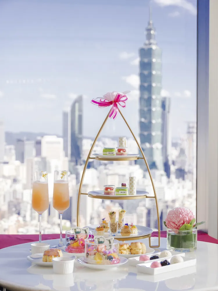馬可波羅酒廊「花漾巴黎」下午茶，將 PAUL & JOE 春季新品的粉嫩色澤融入精緻餐點。在壯麗的城市天際線前，品味擬真彩妝甜點與如輕柔腮紅般的特調飲品，享受獨有的週末午後時光。台北遠東香格里拉提供
