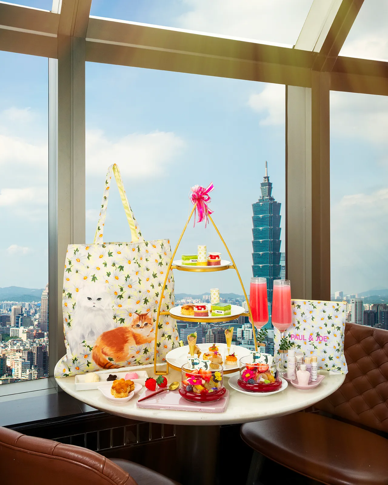 台北遠東香格里拉攜手 PAUL & JOE，即日起至3/1週末限定推出「花漾巴黎」聯名下午茶，每位1480+10%元。點用即贈市價3465元「貓之日明星旅行7件組」，數量有限，送完為止。台北遠東香格里拉提供
