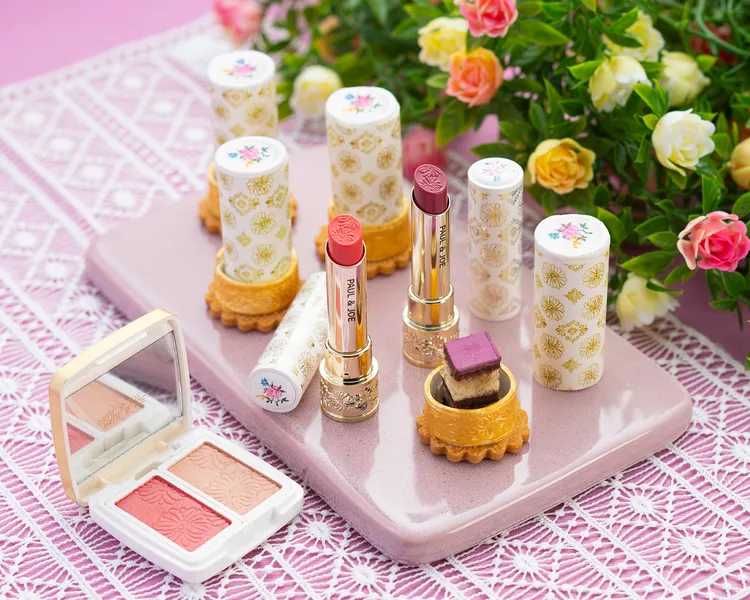 「奢華金西洋菊唇膏盒」以白巧克力完美復刻源自18世紀洛可可風格的春季新品管身，內藏黑醋栗香緹與巧克力蛋糕的紫色驚喜。切開後的酸甜層次與擬真造型，盡顯法式奢華。台北遠東香格里拉提供