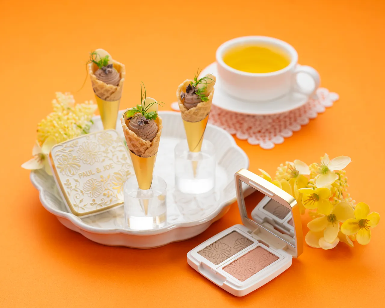 「可可堅果奶油起士迷你甜筒」獻給「巴黎時尚糖果頰彩餅」，以迷你甜筒盛裝醇厚可可與奶油起司慕斯。呼應修容餅焦糖杏仁與腮紅餅玫瑰奶霜調，在鹹甜交織中品味出溫柔而獨立的知性氣質。台北遠東香格里拉提供