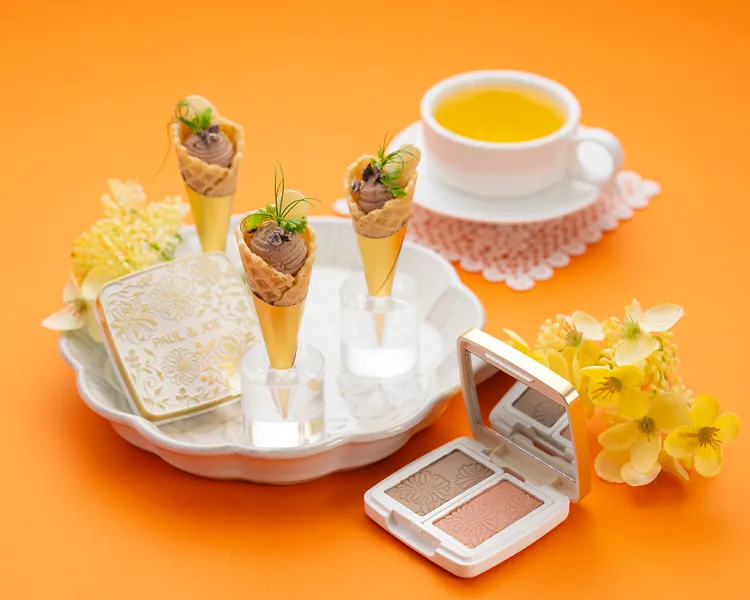 「可可堅果奶油起士迷你甜筒」獻給「巴黎時尚糖果頰彩餅」，以迷你甜筒盛裝醇厚可可與奶油起司慕斯。呼應修容餅焦糖杏仁與腮紅餅玫瑰奶霜調，在鹹甜交織中品味出溫柔而獨立的知性氣質。台北遠東香格里拉提供