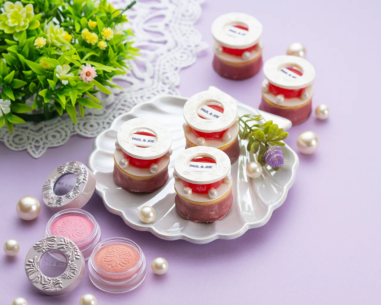 「白桃櫻花芒果眼影凍」致敬春季限定「粉紅櫻花限量眼彩凍」，以紅寶石巧克力裝飾粉嫩盒身，內裹芒果香緹慕斯與白桃櫻花凍。酸甜清爽的果香，完美重現如水凝眼影般的迷人質感。台北遠東香格里拉提供