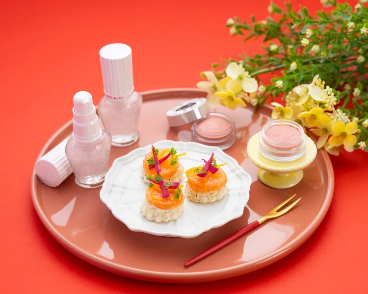 「煙燻鮭魚馬斯卡邦起士襯糖漬柳橙芙卡夏」以明亮溫暖的橘色調呼應「粉紅櫻花系列」的光澤美感。堆疊温潤馬斯卡邦起司與煙燻鮭魚，點綴糖漬柳橙，層層堆疊出如陽光灑落般的清爽滋味。台北遠東香格里拉提供