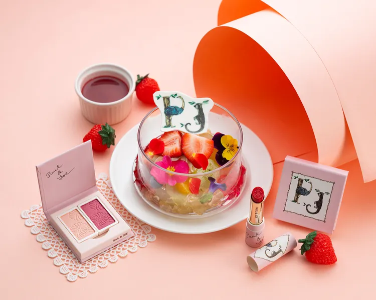 「茉莉菊花布蕾佐香柚玫瑰覆盆子凍」集結三色果凍與茉莉布蕾，頂層點綴春季限量包裝的「鴕鳥與猴」圖騰巧克力。淋上玫瑰醬汁，每一口都是花果香氣交織的夢幻食趣。台北遠東香格里拉提供